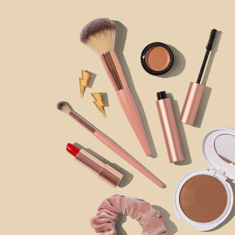 Productos de beauty sobre fondo neutro